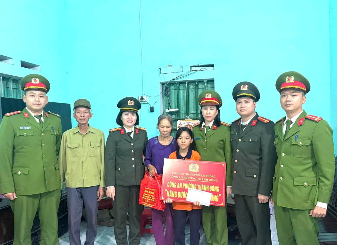 Công an phường Thành Đông tiếp tục thăm hỏi, giúp đỡ, hỗ trợ 04 cháu có điều kiện hoàn cảnh khó khăn trên địa bàn phường